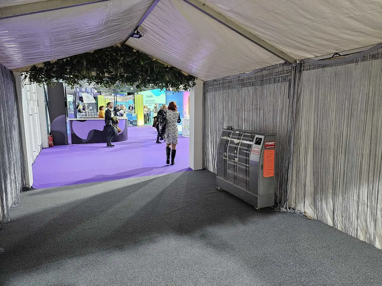 Veltron в изложбена шатра